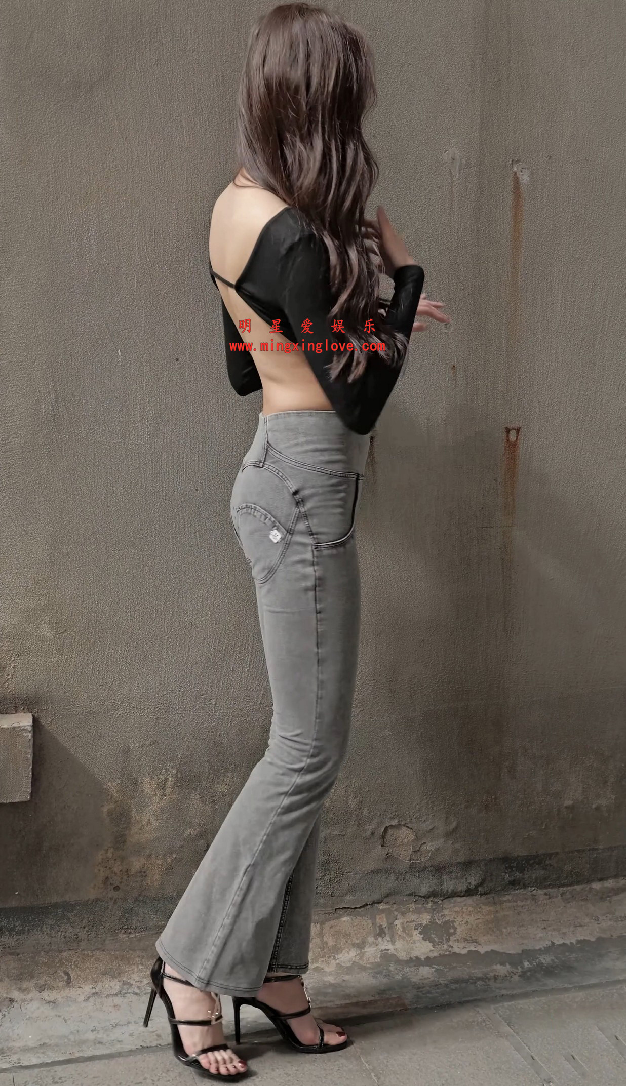 百万粉丝小龙鼠广州国际汽车展览会外拍直拍视频,大尺度露背、紧身牛仔、光脚高跟造型,高清4K60fps分辨率原视频下载 百万粉丝小龙鼠广州国际汽车展览会外拍直拍视频,大尺度露背、紧身牛仔、光脚高跟造型,高清4K60fps分辨率原视频下载