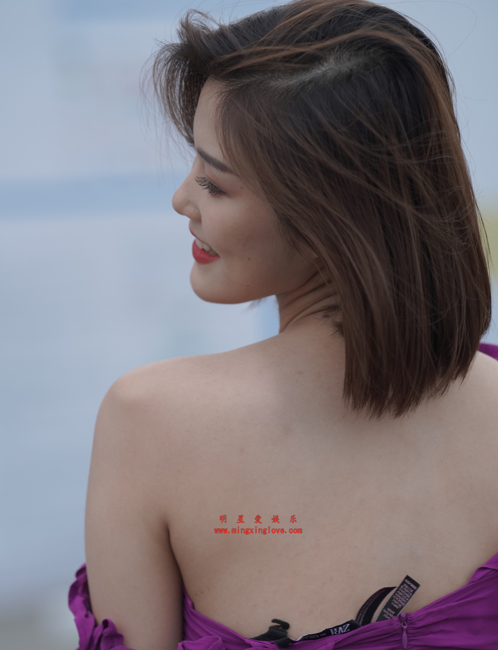 百万粉丝网红车模程儿街拍花絮照片，性感露胸露背短裙、美腿光脚，放大可看清肌肤纹理，高清8K分辨率原图无修生图下载