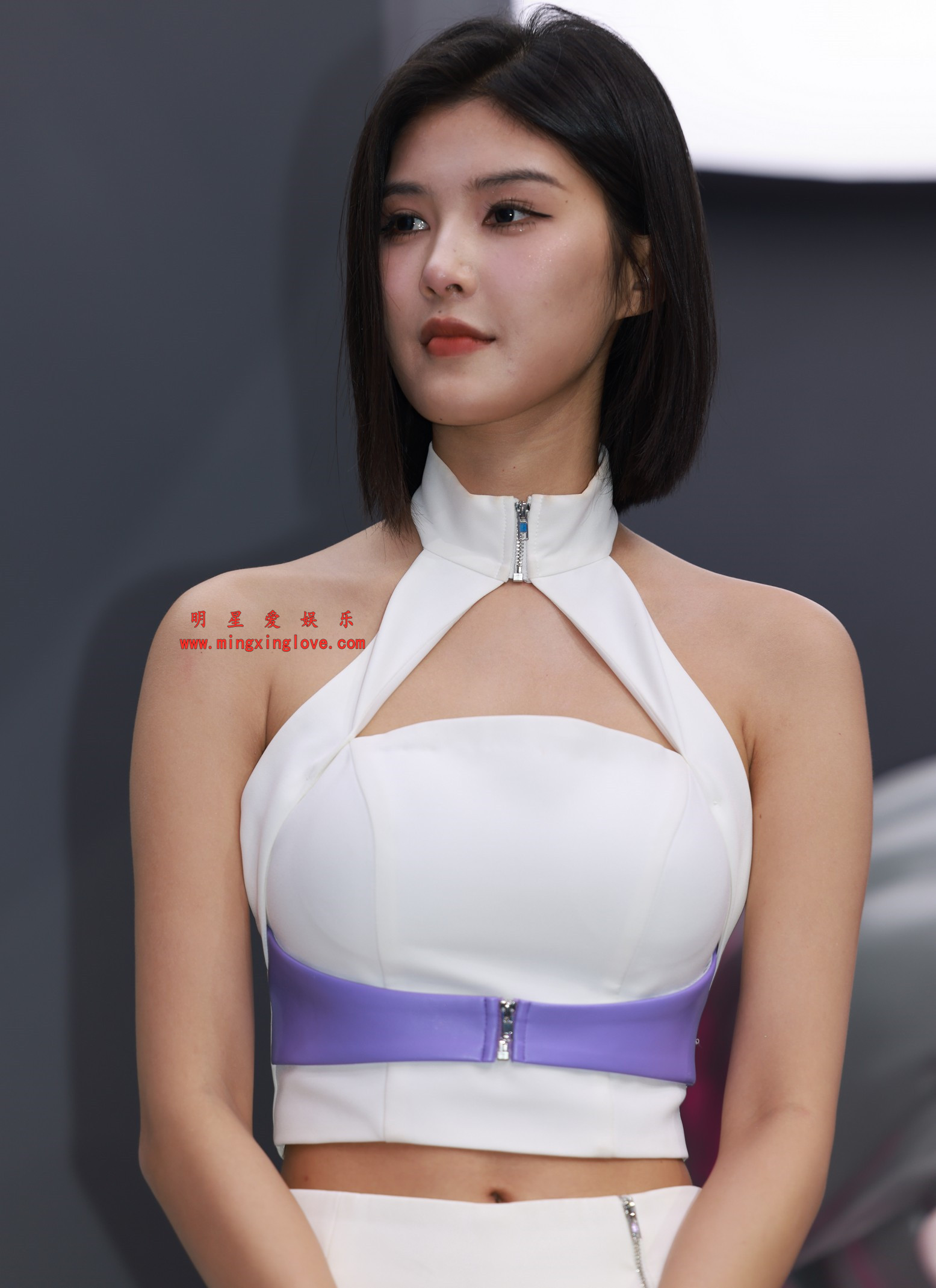 百万粉丝网红车模程儿广州国际车展展台+走秀花絮照片，性感露背短裙美腿、爆乳露胸，放大可看清肌肤纹理，高清8K分辨率原图无修生图下载