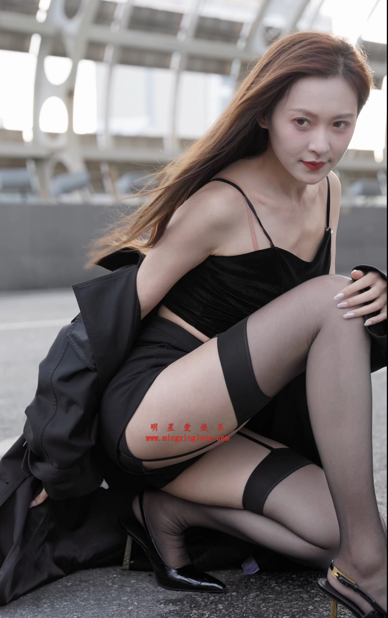 小龙鼠广州国际车展外拍+室内舞蹈直拍视频，大尺度吊带连体黑丝、美腿高跟造型，高清4K60fps分辨率原视频下载