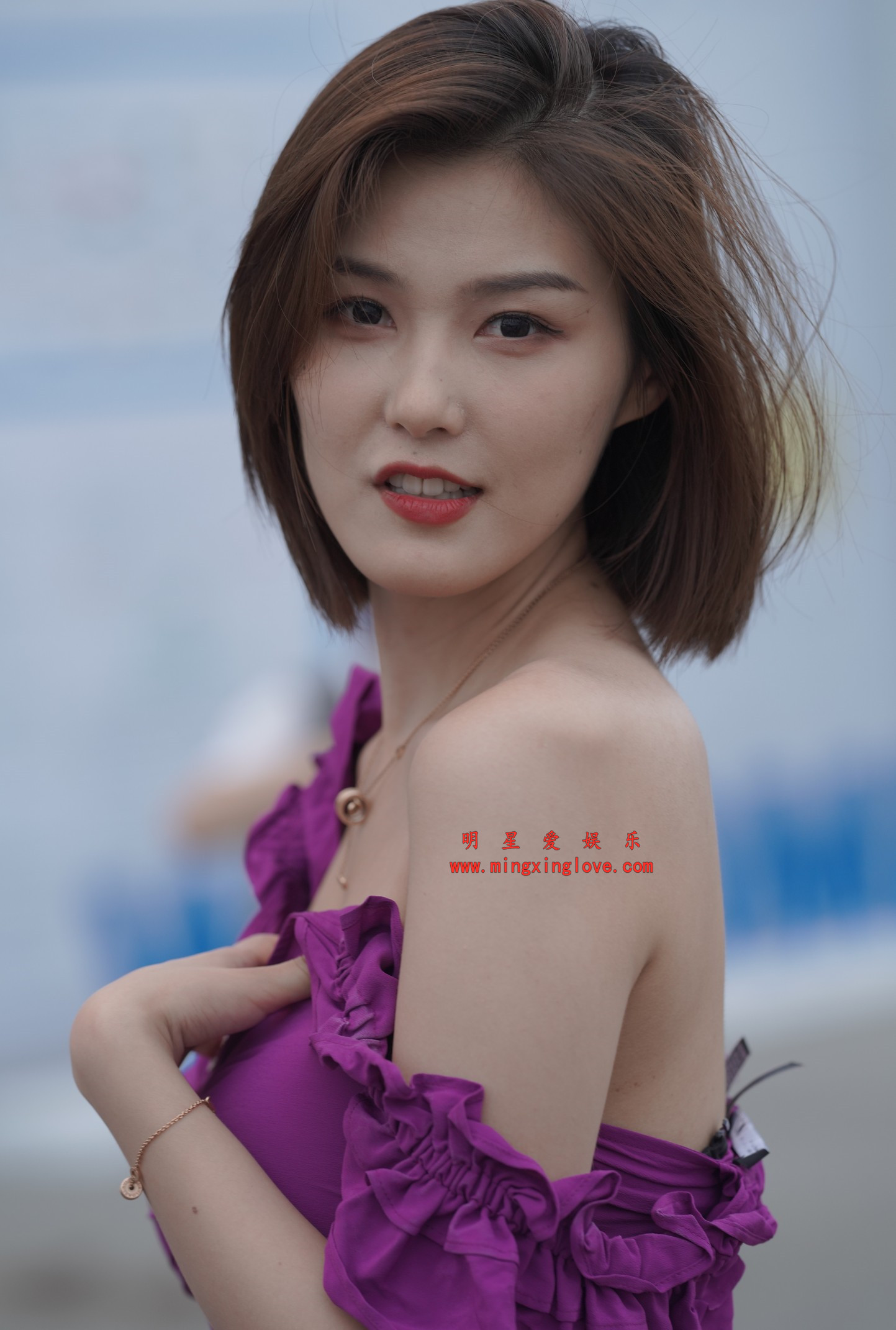 百万粉丝网红车模程儿街拍花絮照片，性感露胸露背短裙、美腿光脚，放大可看清肌肤纹理，高清8K分辨率原图无修生图下载