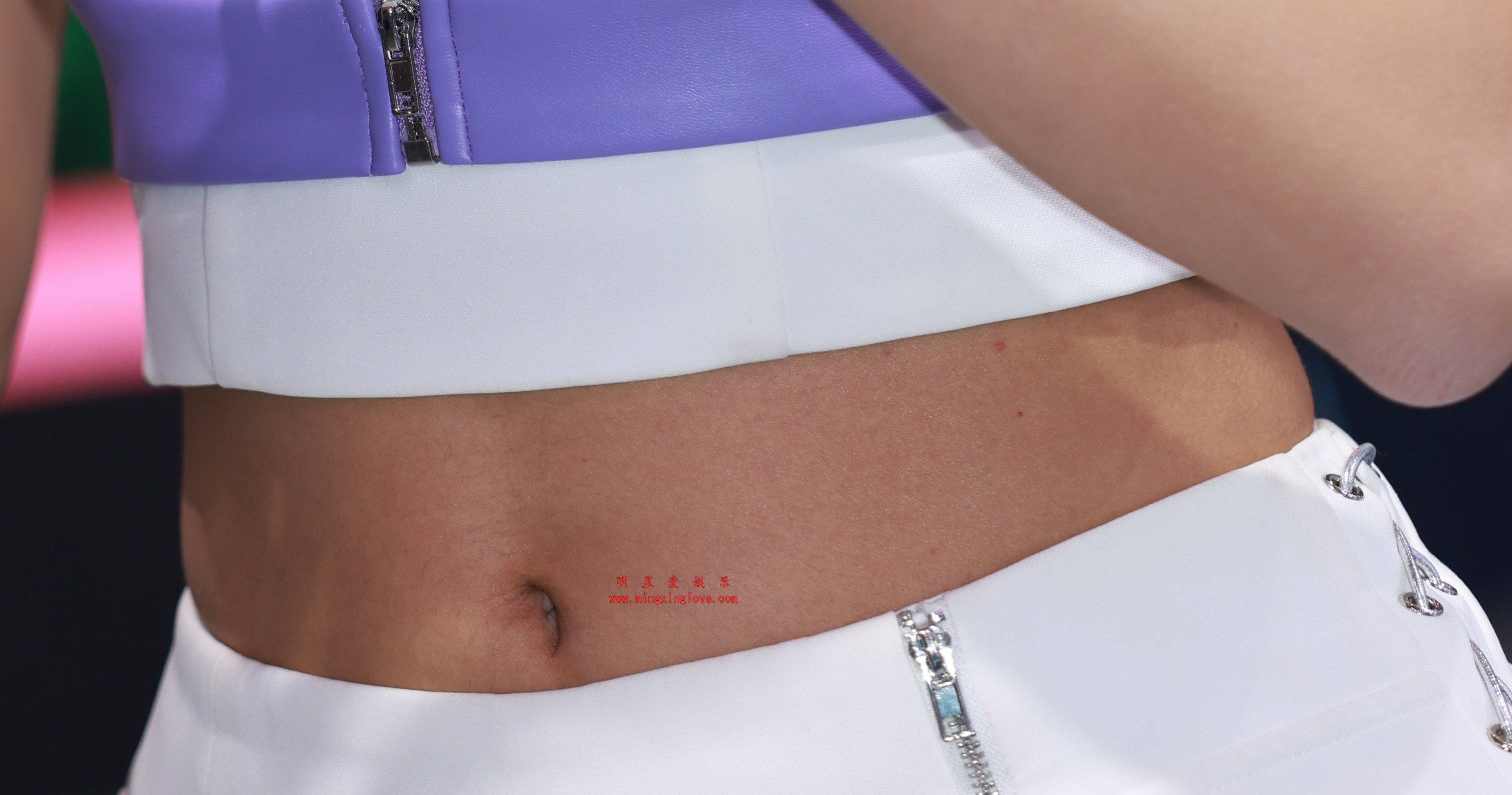 百万粉丝网红车模程儿广州国际车展花絮照片,性感露胸、短裤美腿,放大可看清肌肤纹理,高清8K分辨率原图无修生图下载 百万粉丝网红车模程儿广州国际车展花絮照片,性感露胸、短裤美腿,放大可看清肌肤纹理,高清8K分辨率原图无修生图下载