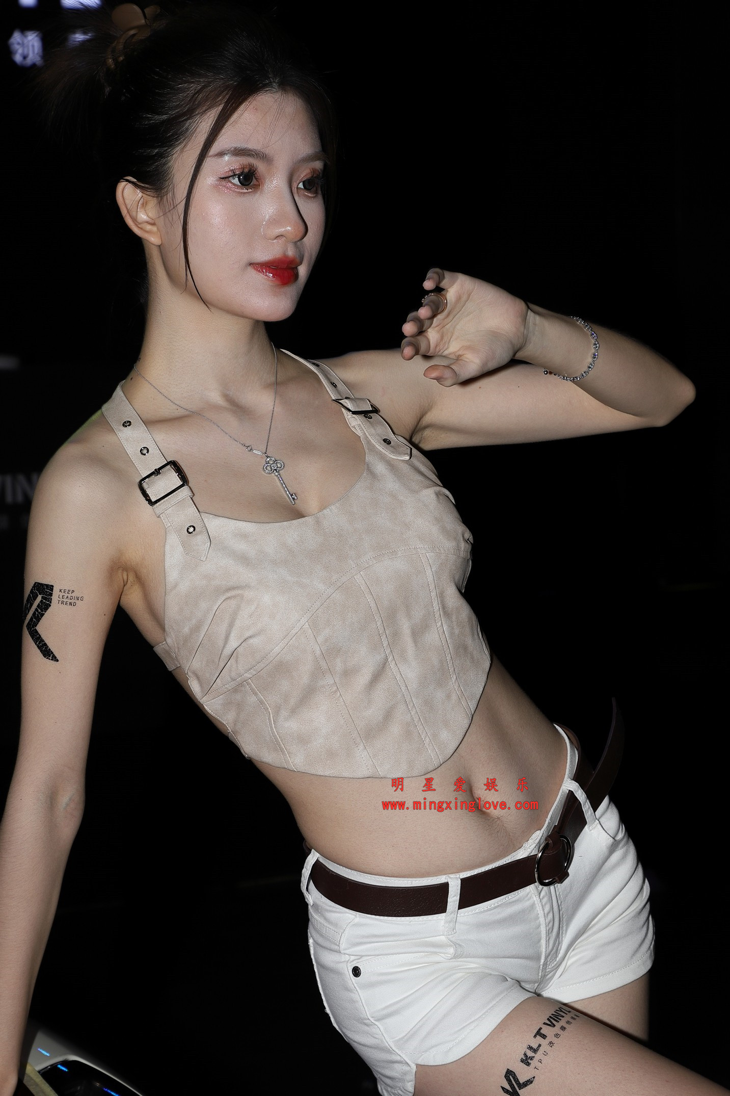 抖音百万粉丝网红车模BB酱车展拍摄花絮照片，大尺度露背露胸肚兜、美腿光脚，放大可看清肌肤绒毛，高清4K分辨率原图无修生图下载