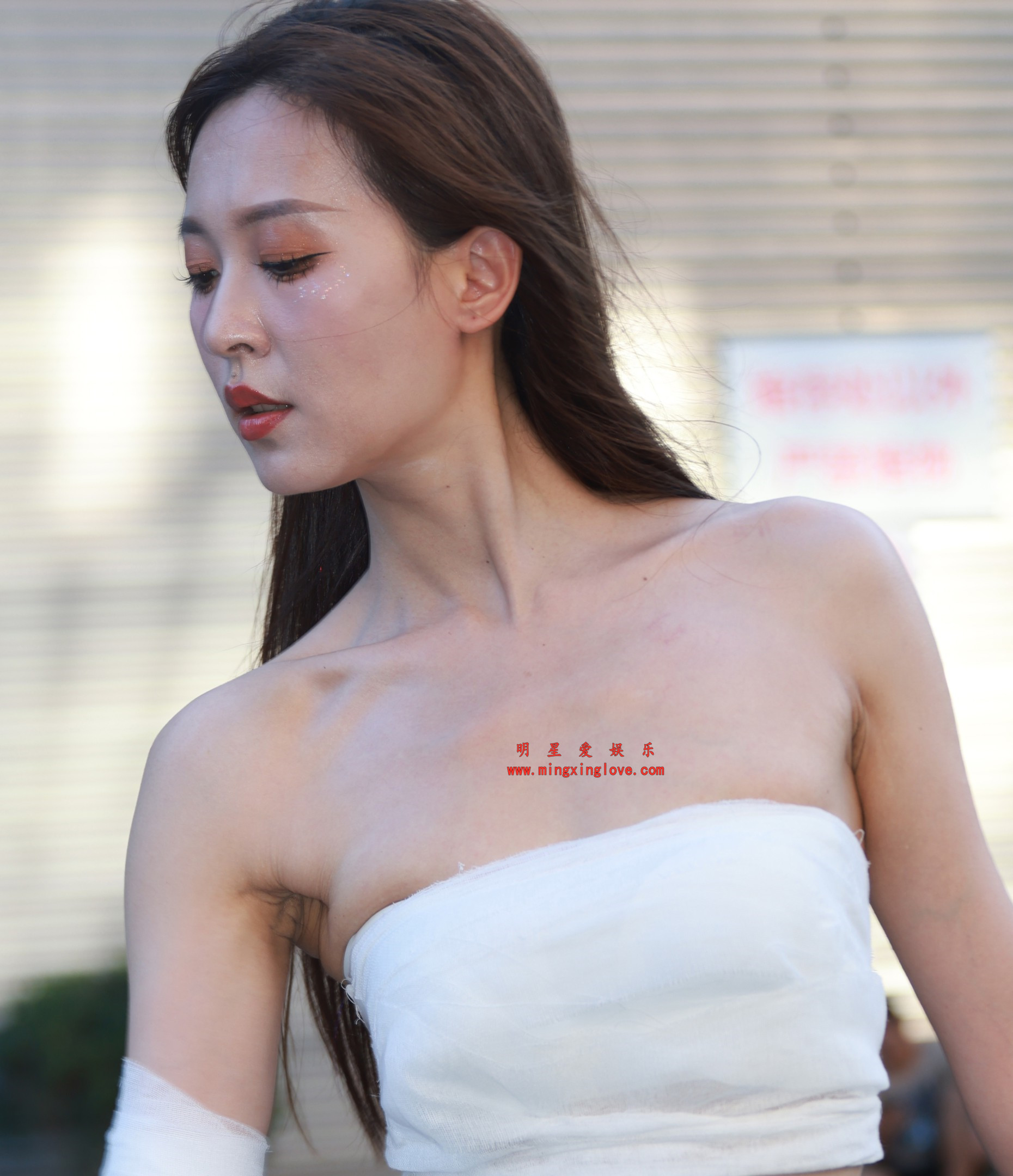 百万粉丝网红小龙鼠车展、街拍、cosplay照片，性感吊带、抹胸等造型，放大可看清肌肤纹理，高清原图无修生图下载