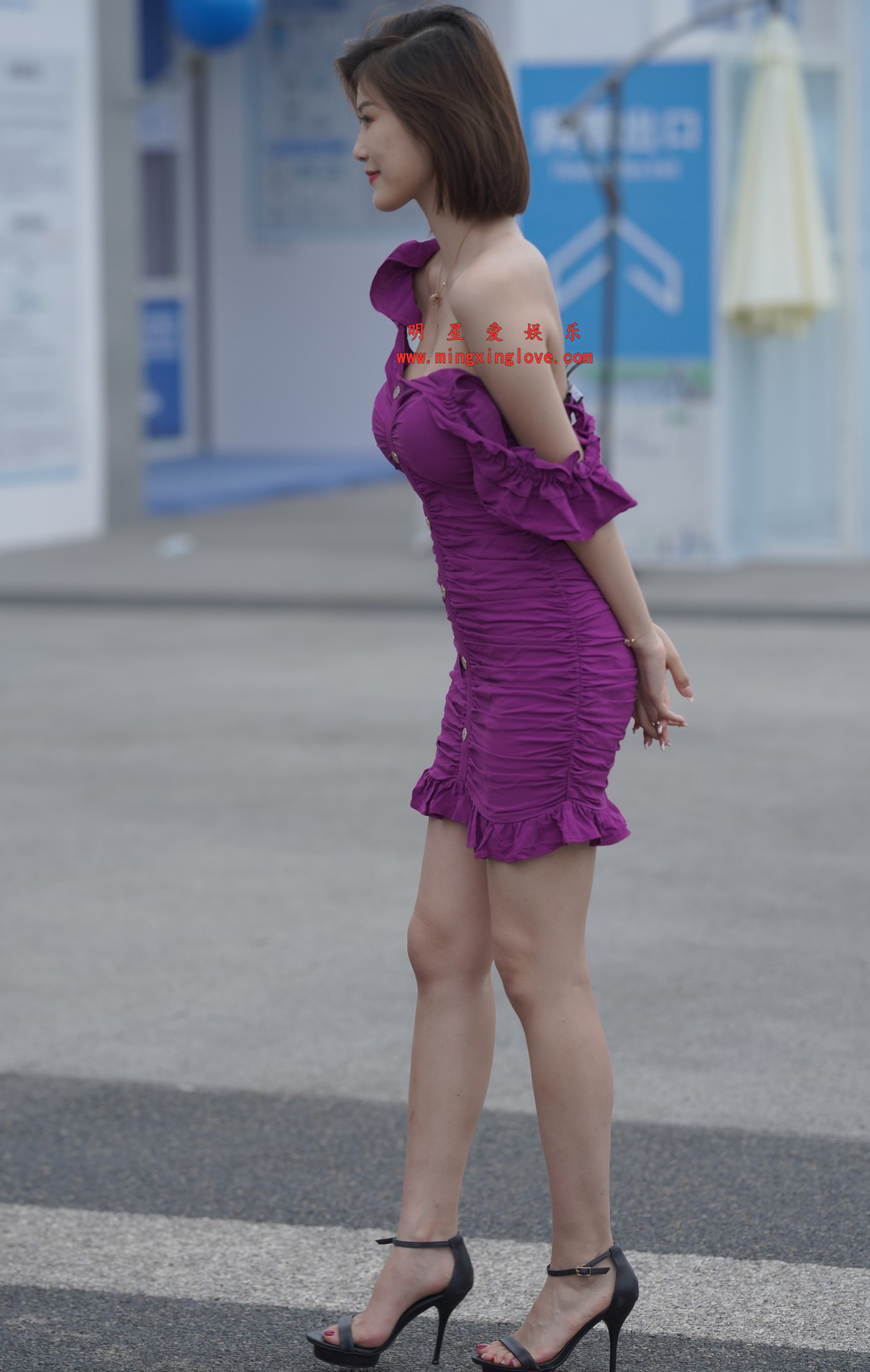 百万粉丝网红车模程儿街拍花絮照片,性感露胸露背短裙、美腿光脚,放大可看清肌肤纹理,高清8K分辨率原图无修生图下载 百万粉丝网红车模程儿街拍花絮照片,性感露胸露背短裙、美腿光脚,放大可看清肌肤纹理,高清8K分辨率原图无修生图下载