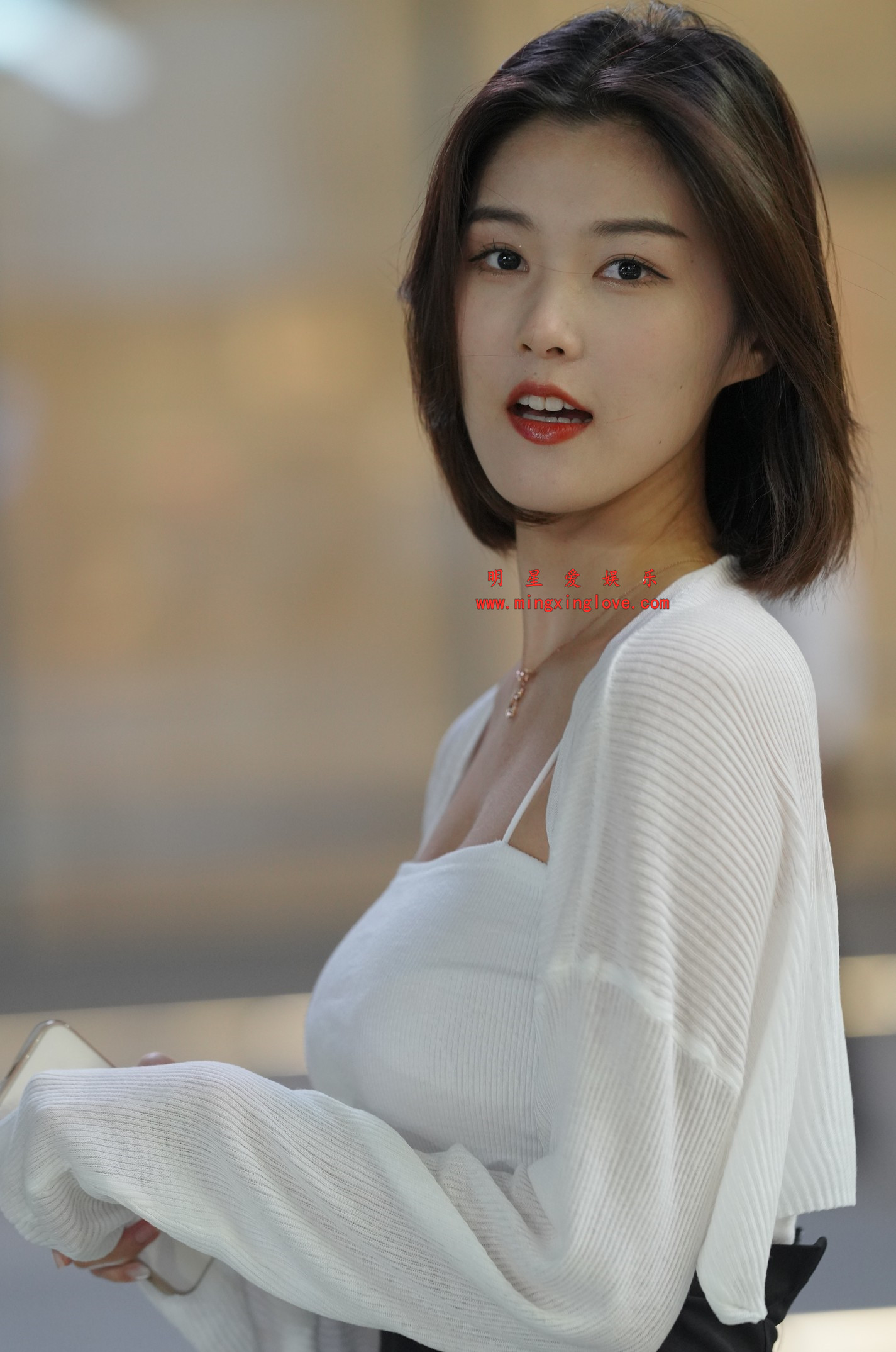 百万粉丝网红车模程儿街拍花絮照片，大尺度爆乳露胸、超短裤美腿，放大可看清肌肤纹理，高清8K分辨率原图无修生图下载