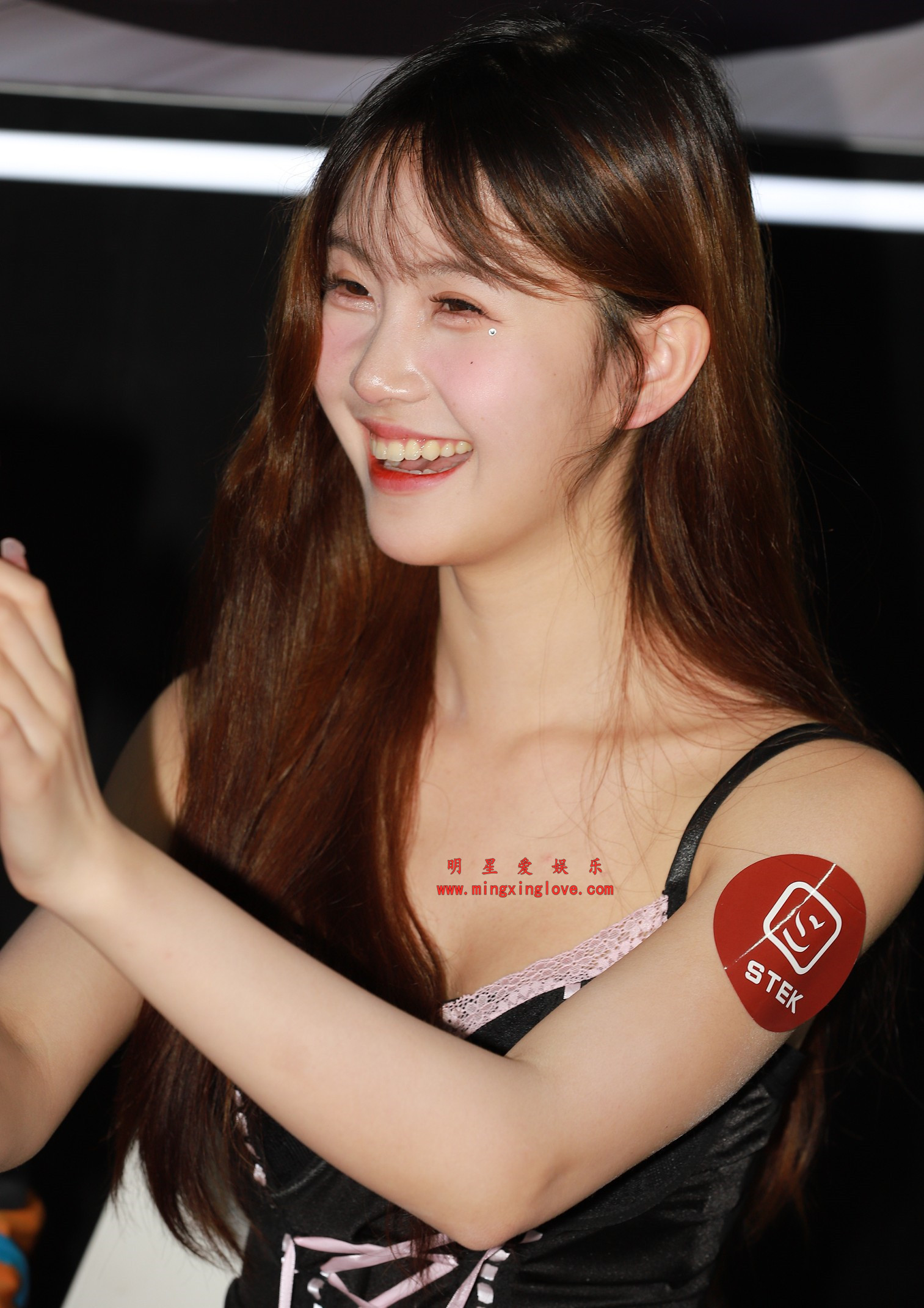 抖音百万粉丝网红车模克罗拉深圳车展直播拍摄花絮照片,大尺度短裙露臀、美腿光脚特写,放大可看清肌肤纹理,高清4K分辨率原图无修生图下载 抖音百万粉丝网红车模克罗拉深圳车展直播拍摄花絮照片,大尺度短裙露臀、美腿光脚特写,放大可看清肌肤纹理,高清4K分辨率原图无修生图下载