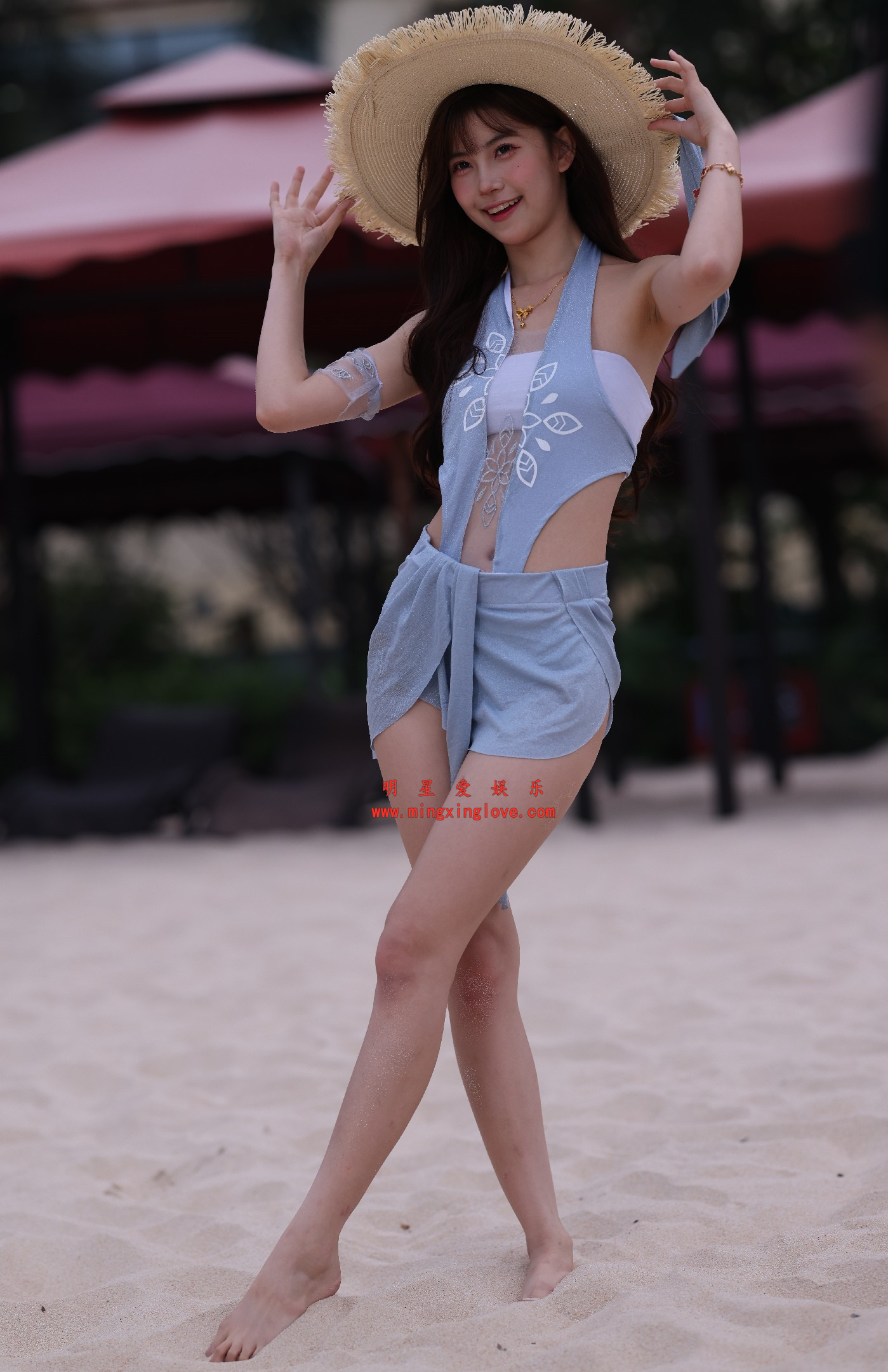 抖音百万粉丝网红车模克罗拉海滩私房写真花絮照片，吊带内衣、美腿光脚造型，高清8K分辨率原图无修生图下载