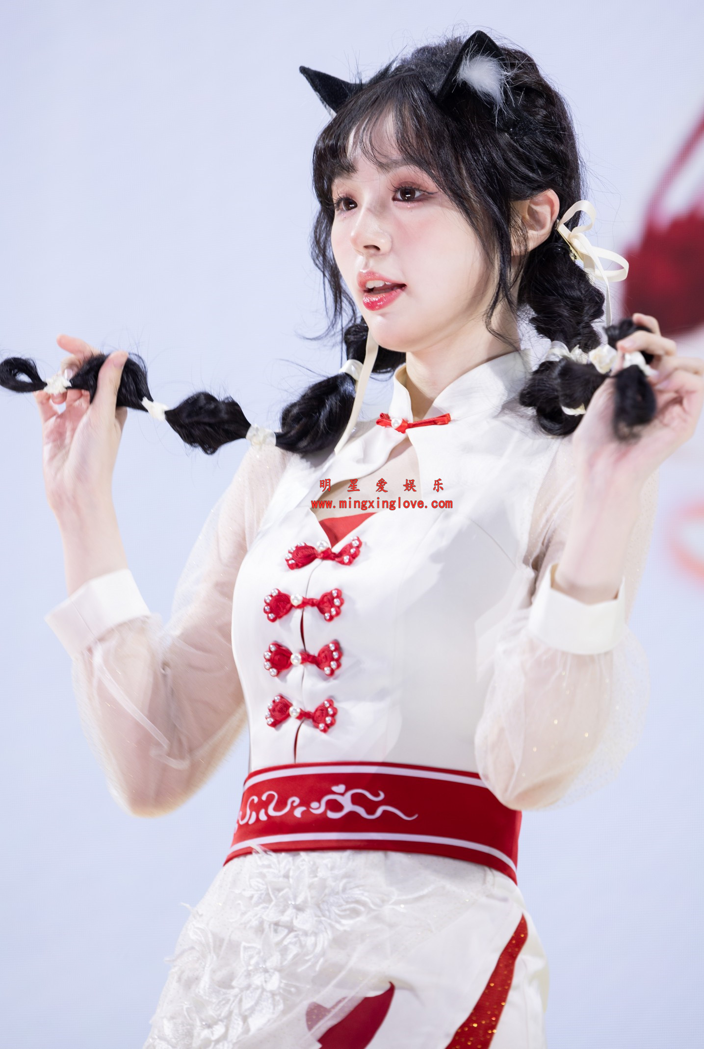 抖音网红coser是糖醋小排骨呀秀场走秀花絮照片，性感短裙美腿、光脚，放大可看清肌肤纹理，高清8K分辨率原图无修生图下载