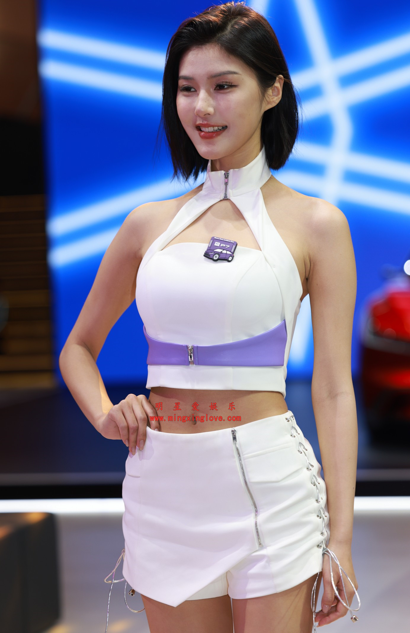 百万粉丝网红车模程儿广州国际车展展台+走秀花絮照片，性感露背短裙美腿、爆乳露胸，放大可看清肌肤纹理，高清8K分辨率原图无修生图下载