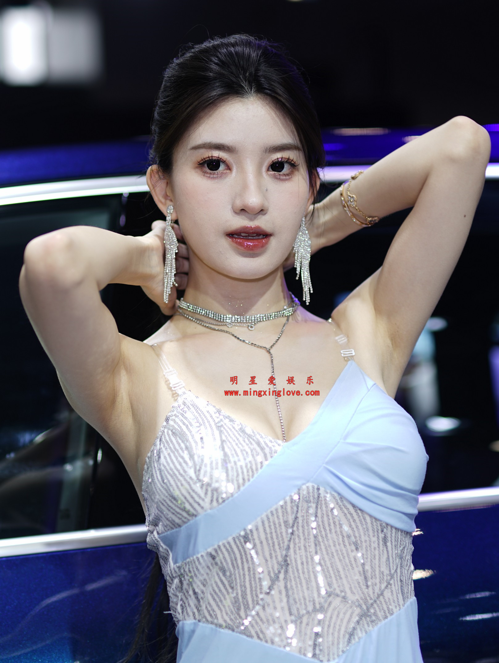 抖音百万粉丝网红车模BB酱车展拍摄花絮照片，大尺度爆乳露胸露背开叉裙，放大可看清肌肤纹理，高清4K分辨率原图无修生图下载