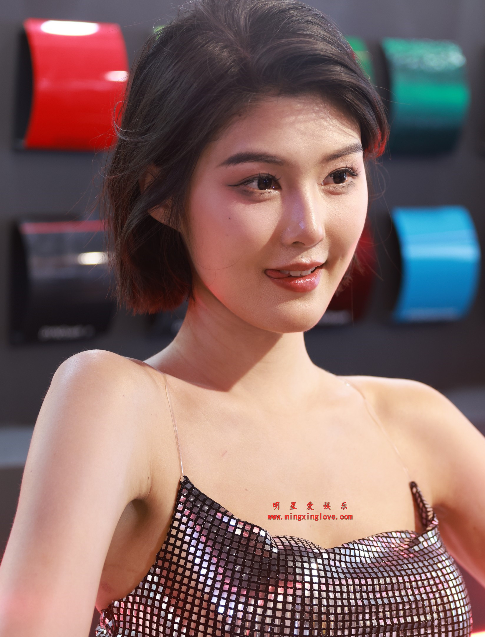 百万粉丝网红车模程儿直播活动拍摄花絮照片，大尺度吊带露胸，放大可看清肌肤纹理，高清8K分辨率原图无修生图下载