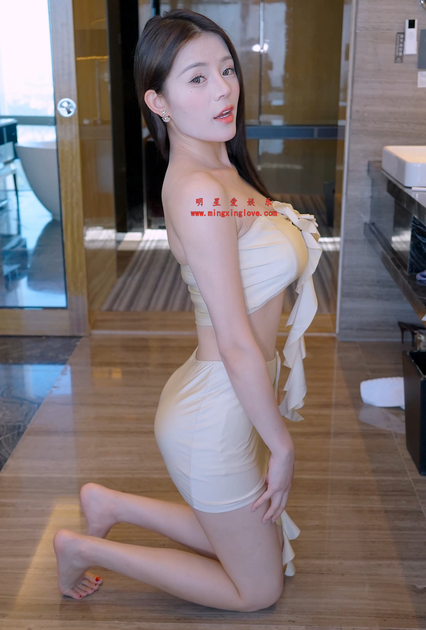 抖音网红美女车模王欣酒店写真拍摄花絮视频，大尺度抹胸露背、短裙美腿光脚，高清4K60fps分辨率原视频下载