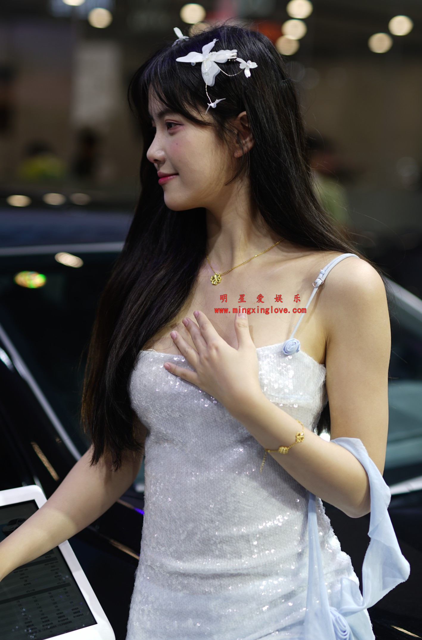 抖音百万粉丝网红车模克罗拉车展拍摄花絮照片，性感吊带露胸开叉裙，高清4K分辨率原图无修生图下载