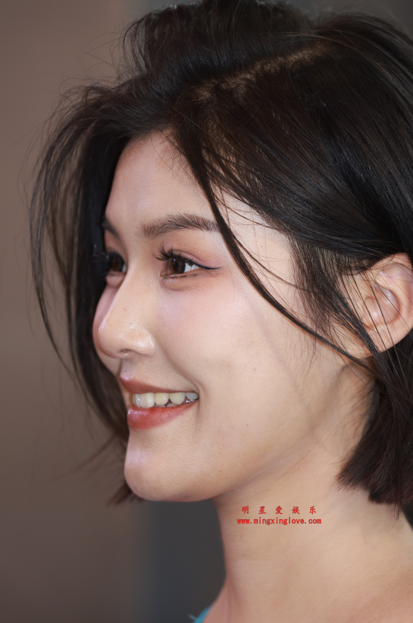 百万粉丝网红车模程儿车展花絮照片,性感超短裙、美腿特写,放大可看清肌肤纹理,高清8K分辨率原图无修生图下载 百万粉丝网红车模程儿车展花絮照片,性感超短裙、美腿特写,放大可看清肌肤纹理,高清8K分辨率原图无修生图下载