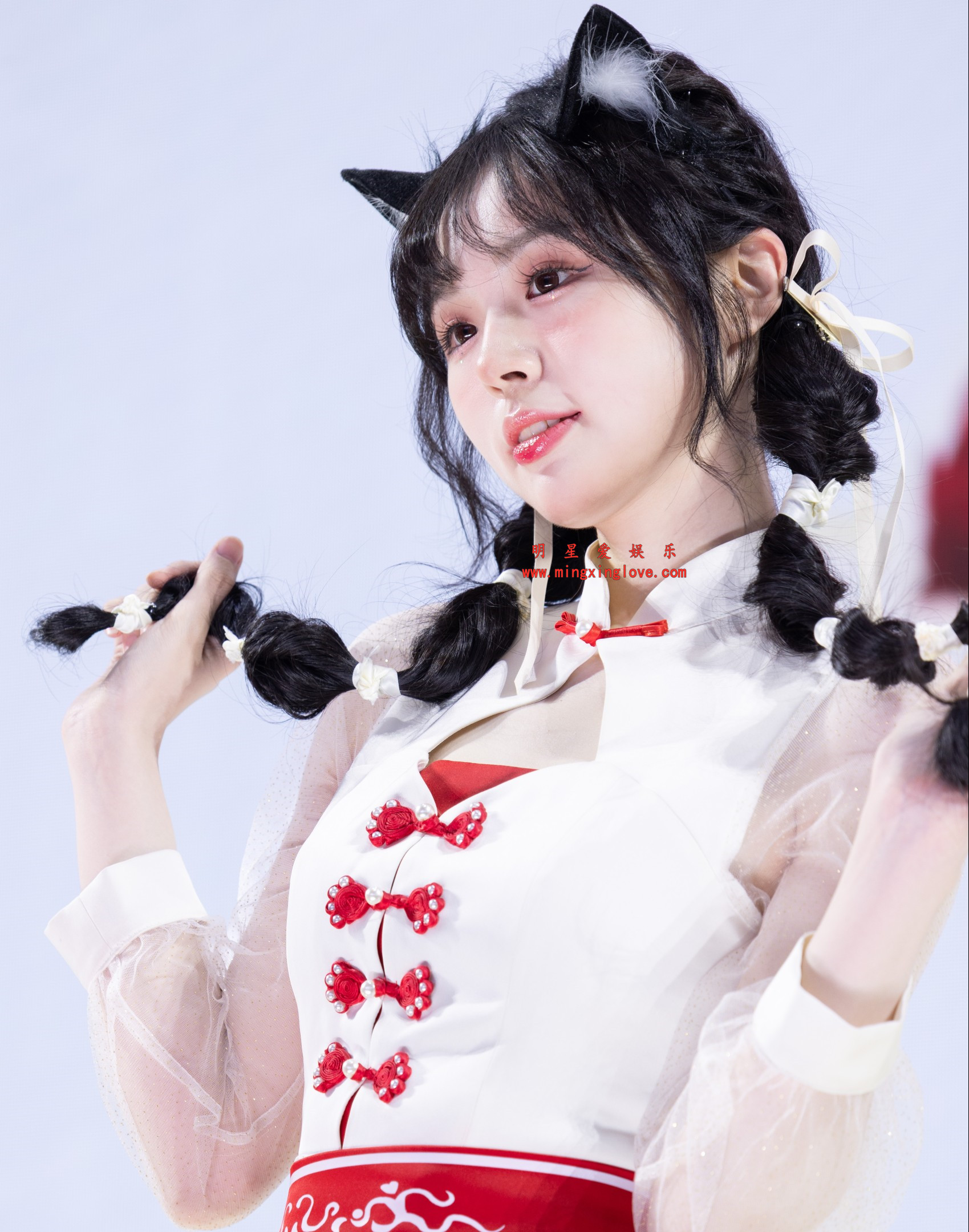 抖音网红coser是糖醋小排骨呀秀场走秀花絮照片，性感短裙美腿、光脚，放大可看清肌肤纹理，高清8K分辨率原图无修生图下载