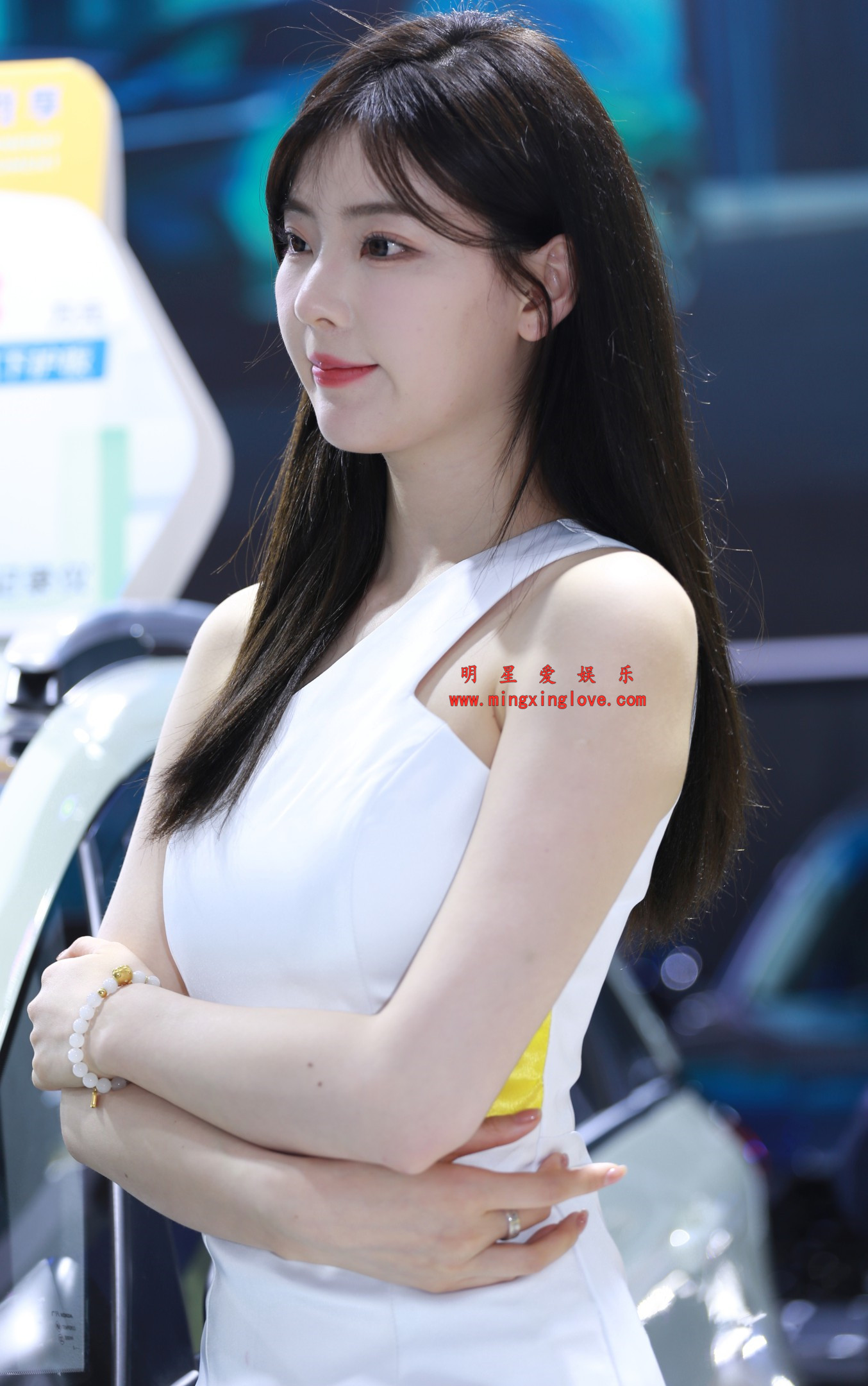 网红车模春晓车展拍摄花絮照片，性感抹胸短裙、美腿光脚等4套造型，高清4K分辨率原图无修生图下载