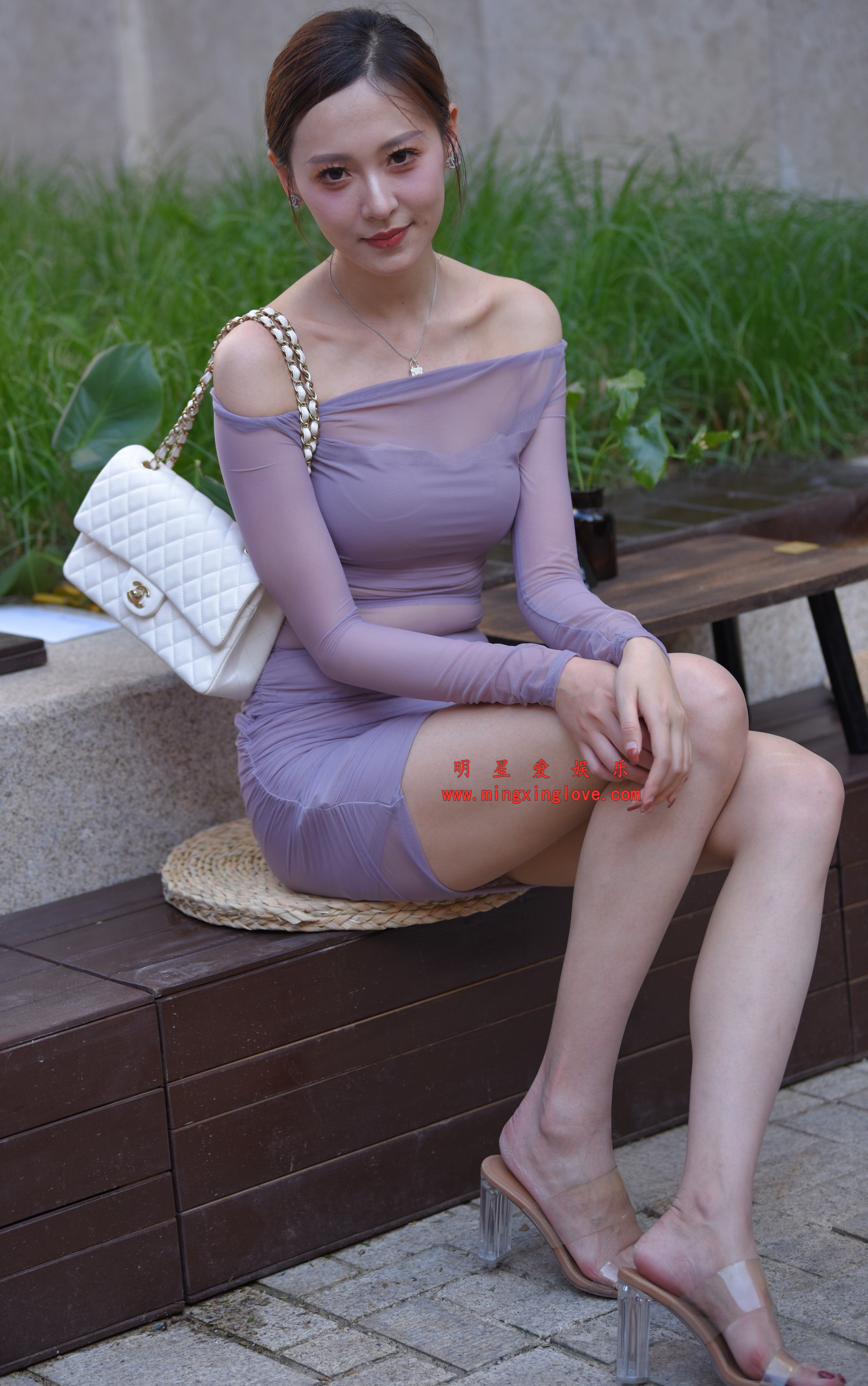 百万粉丝网红车模小龙鼠街拍花絮照片,大尺度透视抹胸超短裙、美腿光脚,放大可看清肌肤纹理,高清4K分辨率原图无修生图下载 百万粉丝网红车模小龙鼠街拍花絮照片,大尺度透视抹胸超短裙、美腿光脚,放大可看清肌肤纹理,高清4K分辨率原图无修生图下载