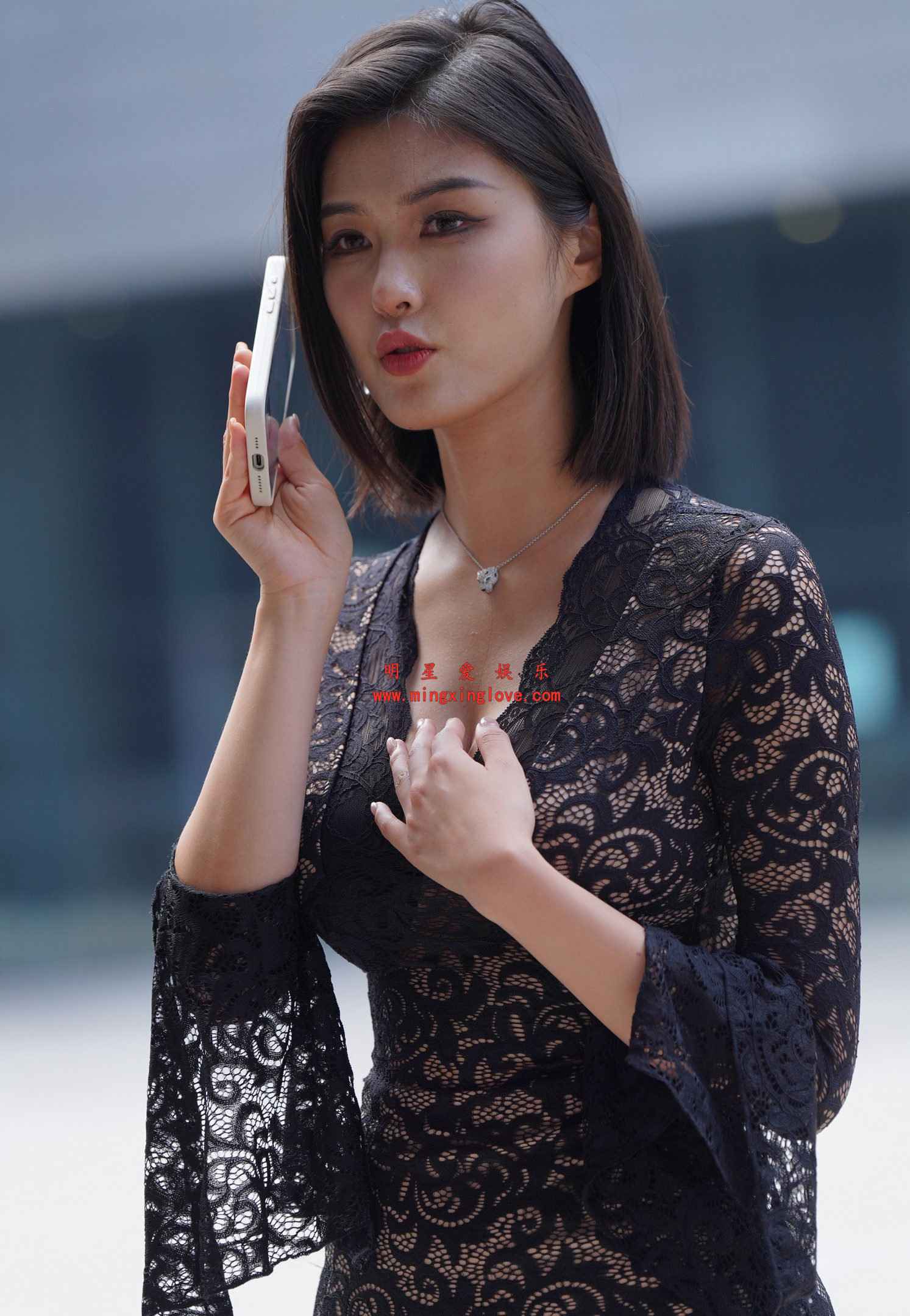 百万粉丝网红车模程儿街拍花絮照片，性感透视爆乳紧身、光脚特写，放大可看清肌肤纹理，高清8K分辨率原图无修生图下载