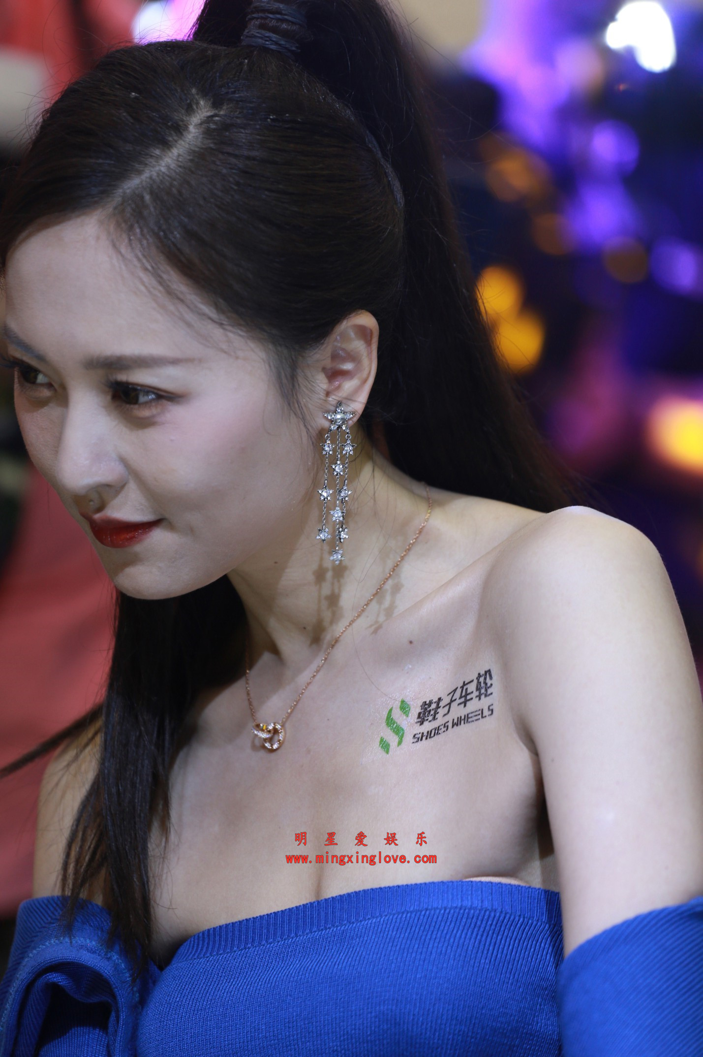 百万粉丝网红小龙鼠车展拍摄花絮照片，性感抹胸短裙美腿，放大可看清肌肤纹理，高清4K分辨率原图无修生图下载