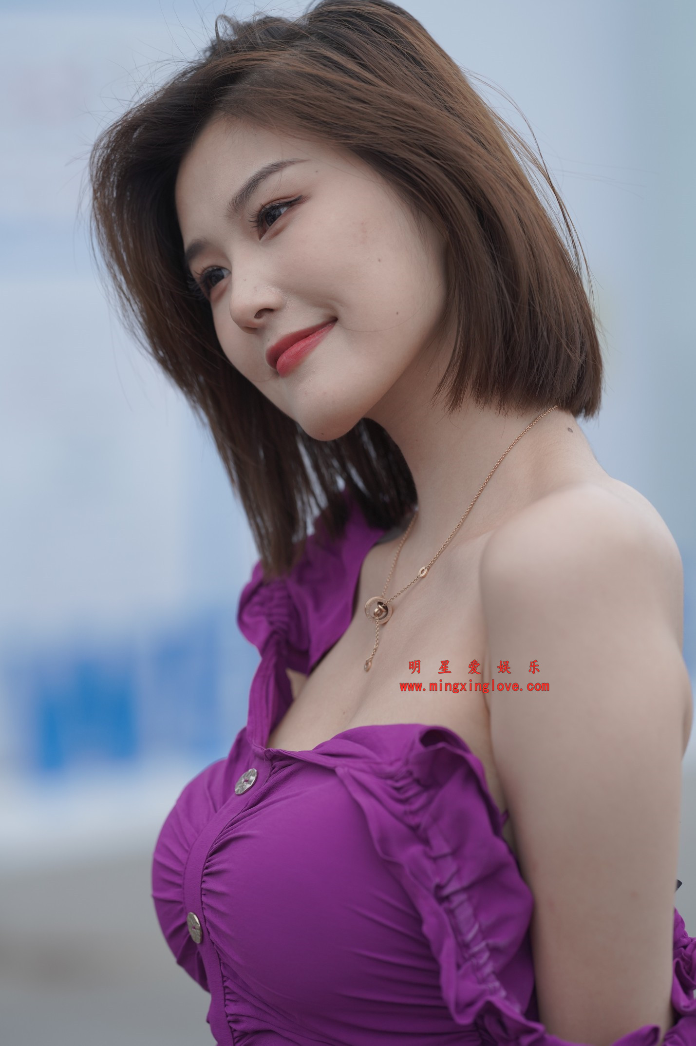 百万粉丝网红车模程儿街拍花絮照片,性感露胸露背短裙、美腿光脚,放大可看清肌肤纹理,高清8K分辨率原图无修生图下载 百万粉丝网红车模程儿街拍花絮照片,性感露胸露背短裙、美腿光脚,放大可看清肌肤纹理,高清8K分辨率原图无修生图下载