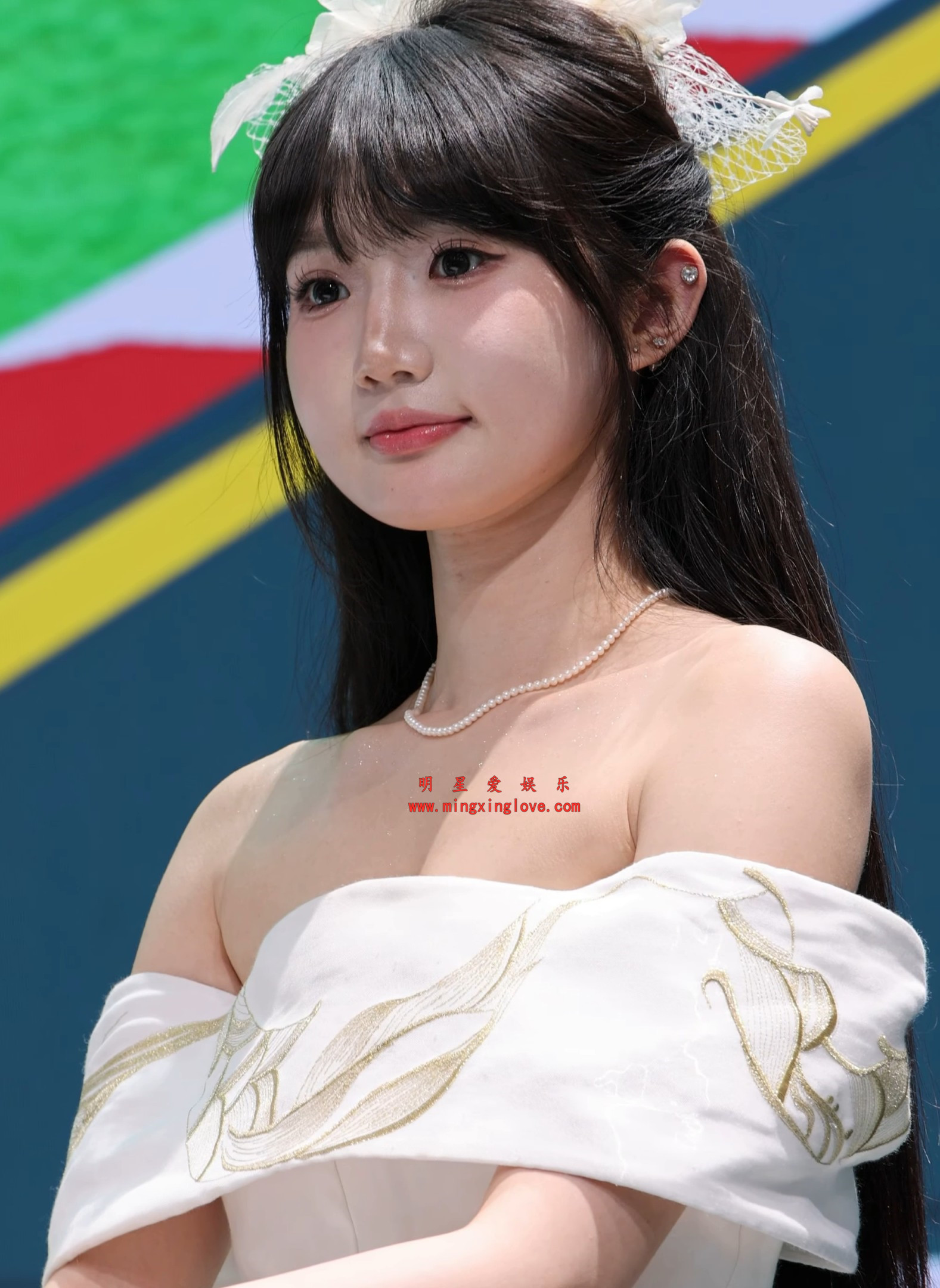 抖音百万粉丝网红抱起小熊就跑车展拍摄花絮视频，性感抹胸，近距离拍摄，高清4K60fps分辨率原视频下载