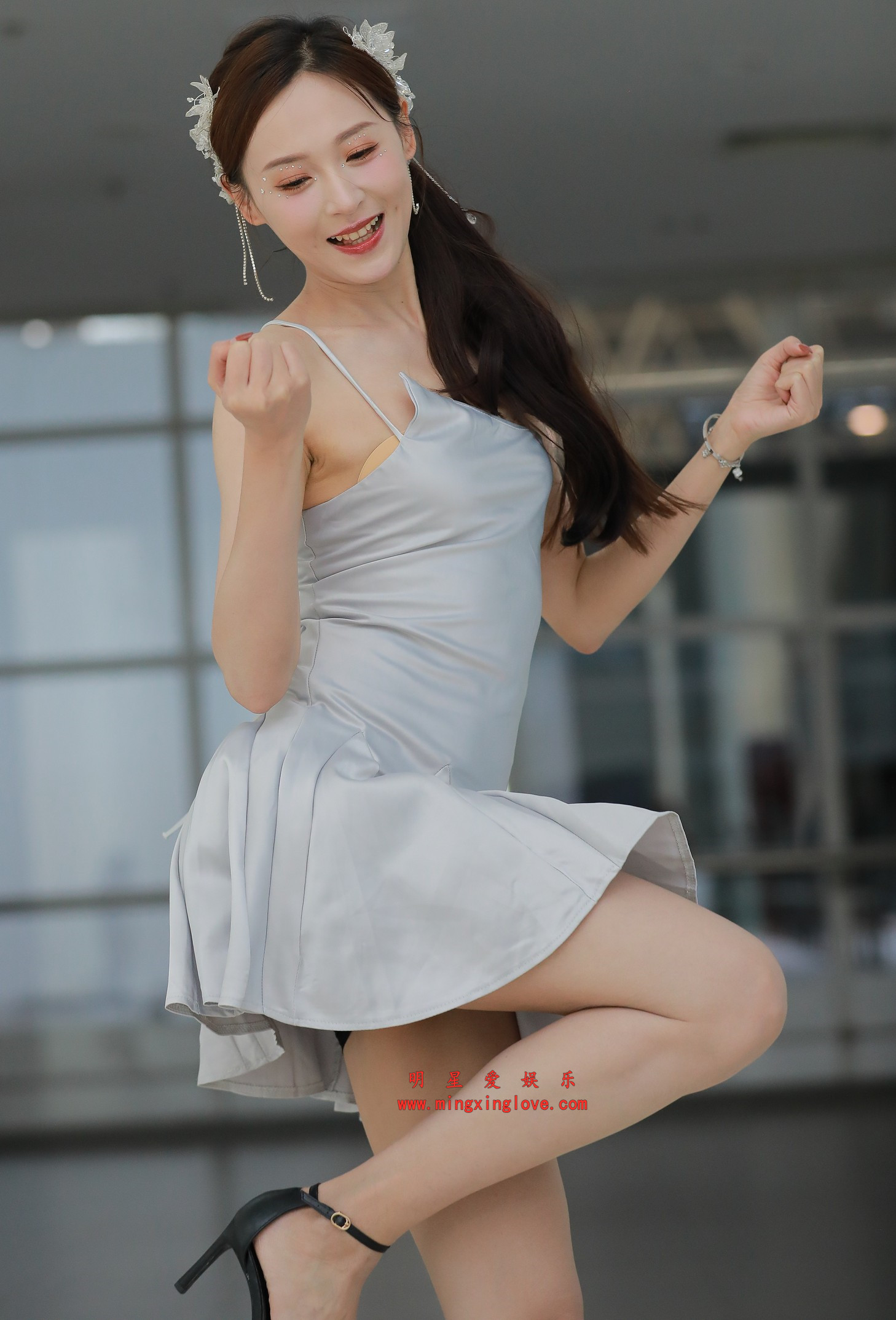 百万粉丝网红车模小龙鼠车展外拍花絮照片,性感吊带露背短裙、美腿光脚,高清4K分辨率原图无修生图下载 百万粉丝网红车模小龙鼠车展外拍花絮照片,性感吊带露背短裙、美腿光脚,高清4K分辨率原图无修生图下载