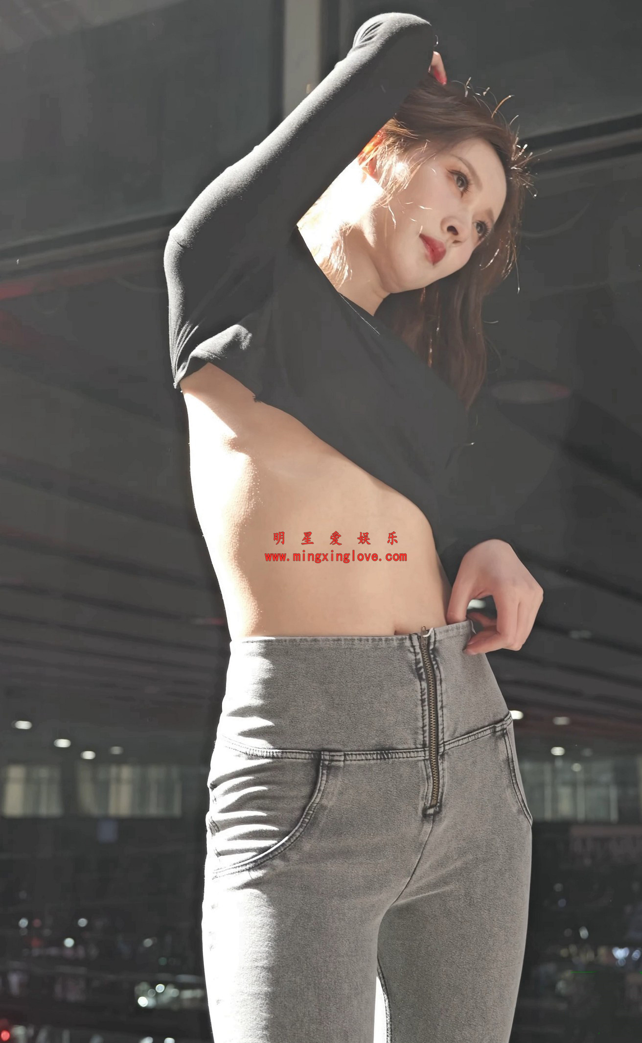 百万粉丝小龙鼠广州国际汽车展览会外拍直拍视频，大尺度露背、紧身牛仔、光脚高跟造型，高清4K60fps分辨率原视频下载