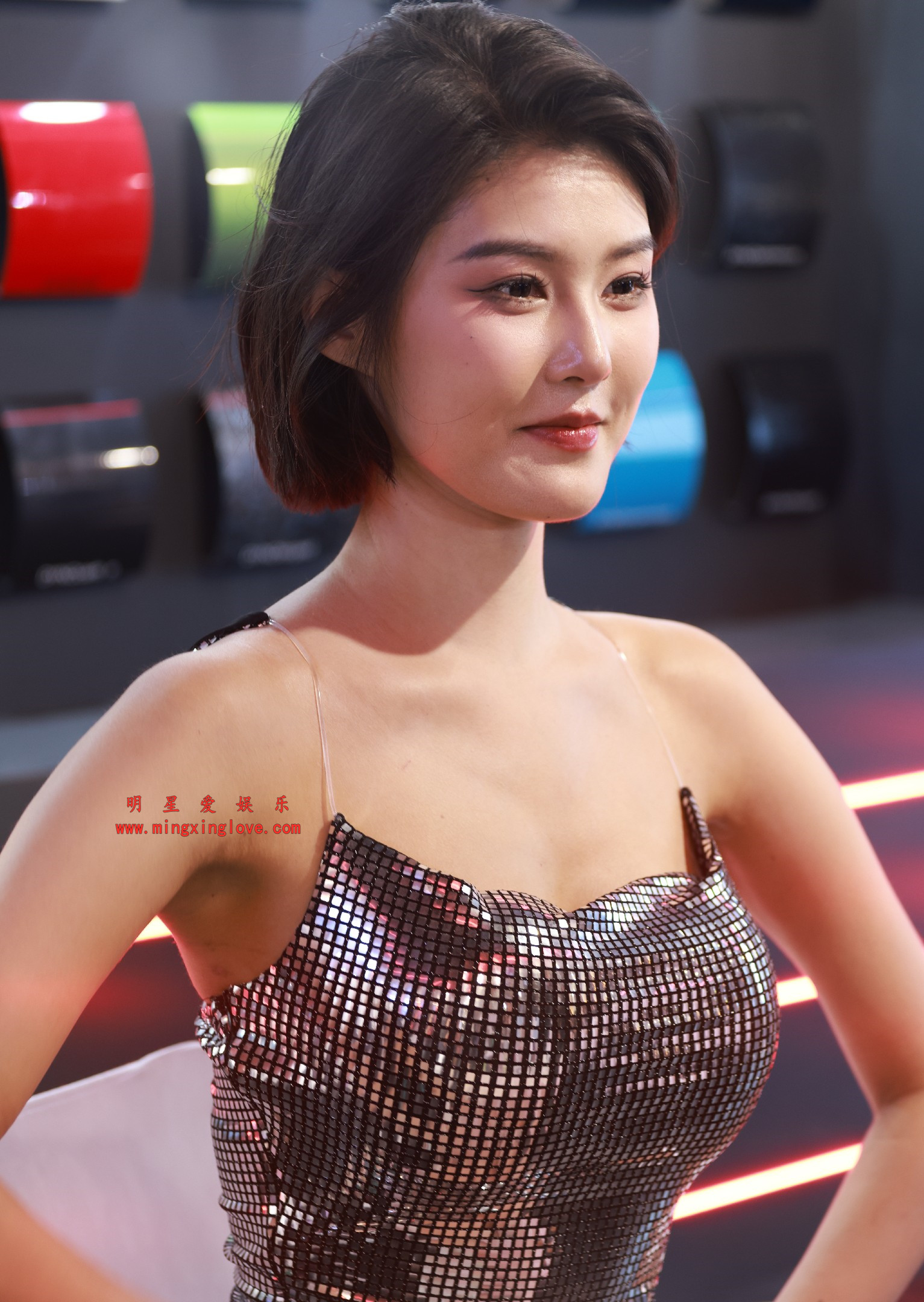 百万粉丝网红车模程儿直播活动拍摄花絮照片，大尺度吊带露胸，放大可看清肌肤纹理，高清8K分辨率原图无修生图下载